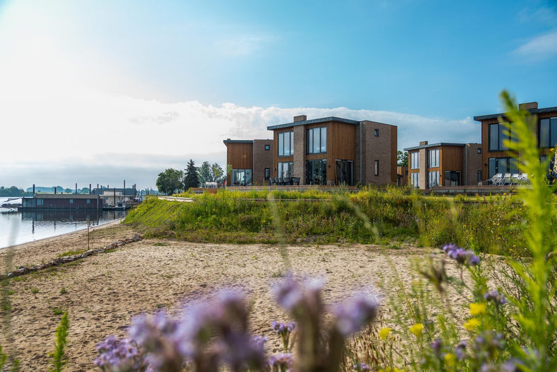 Luxe recreatiewoning aan de Maas: wonen op het water in stijl